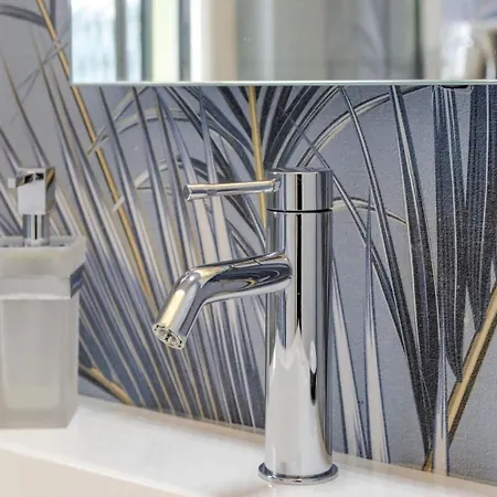 L02 - Con Terrazzo E Posto Auto Lägenhet *