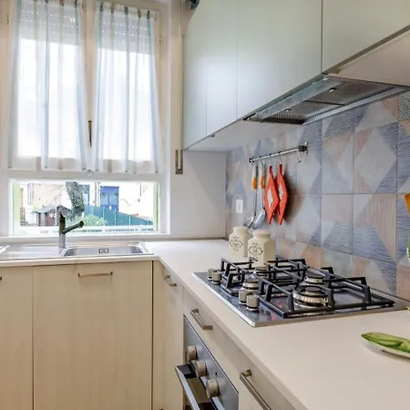 L02 - Con Terrazzo E Posto Auto Lägenhet *